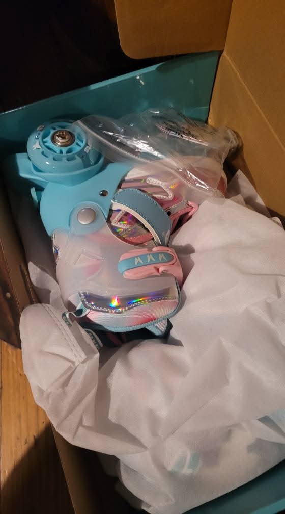 Kids 3 wheel skates size small 11-1