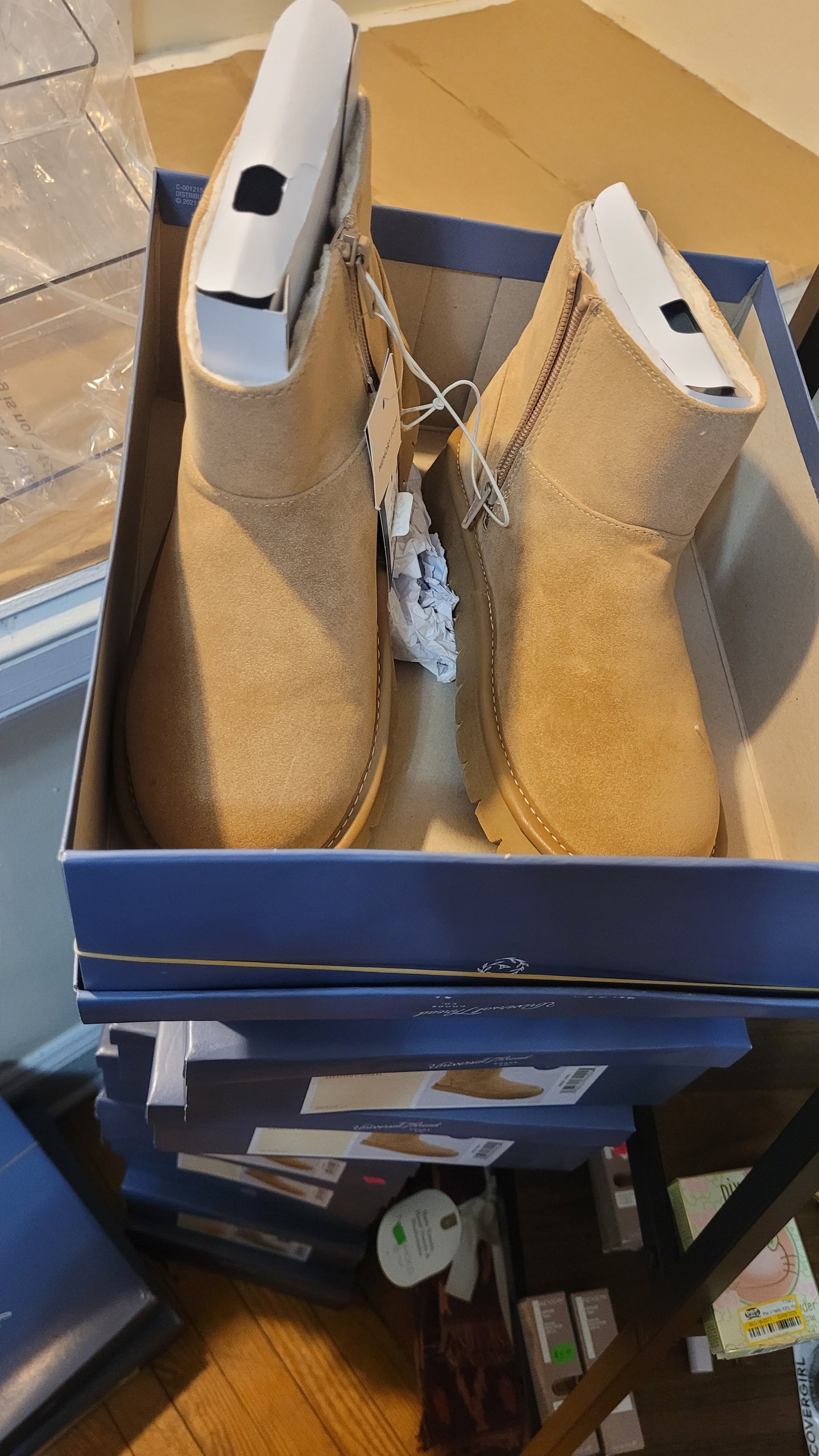 Universal thread boots size 6 Tan adult