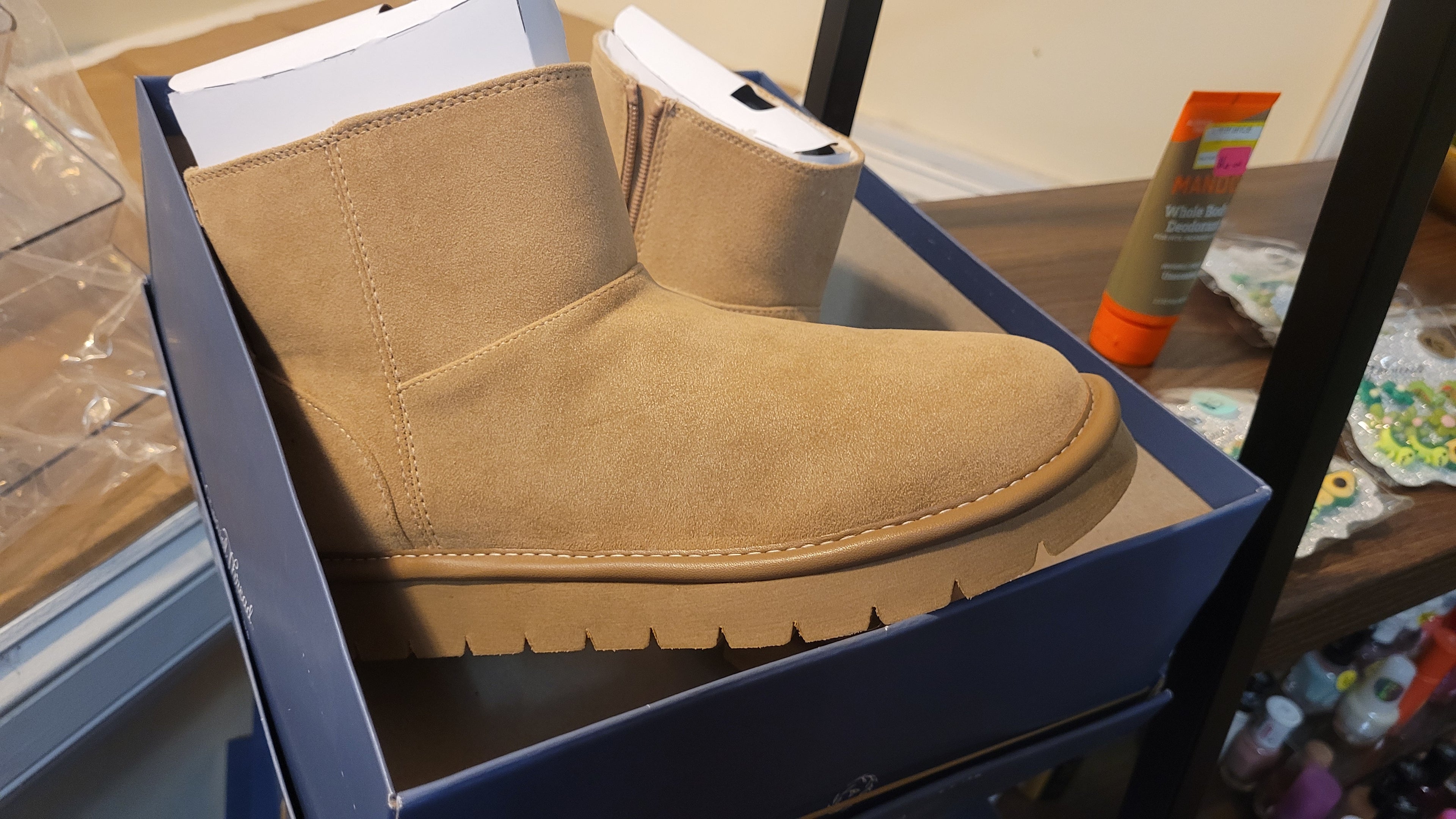 Universal thread boots size 6 Tan adult
